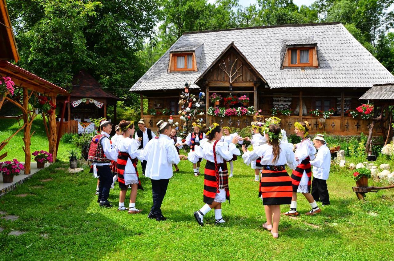 Pensiunea Rustic Oncesti エクステリア 写真