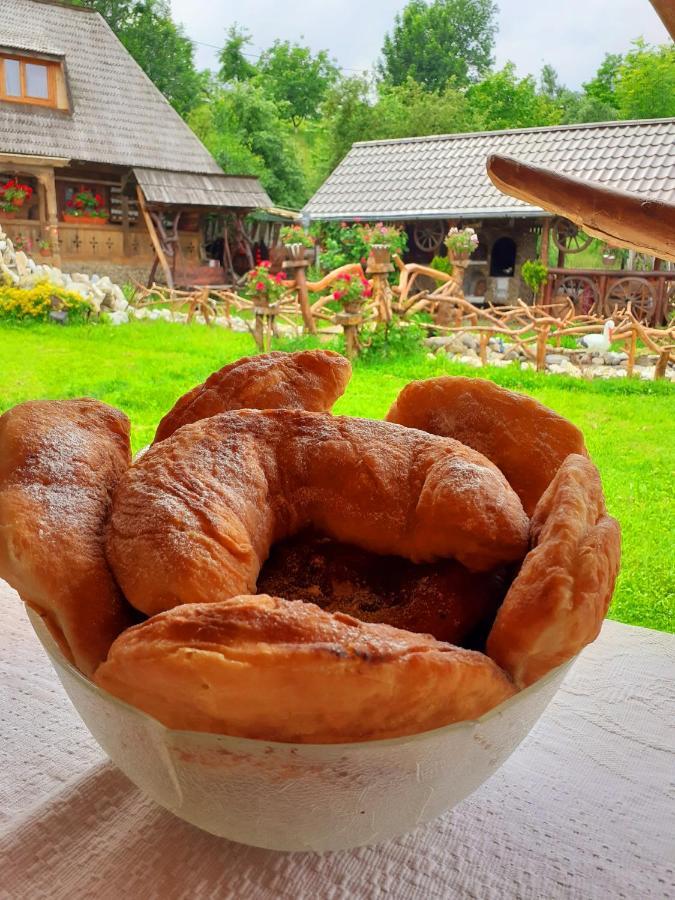 Pensiunea Rustic Oncesti エクステリア 写真